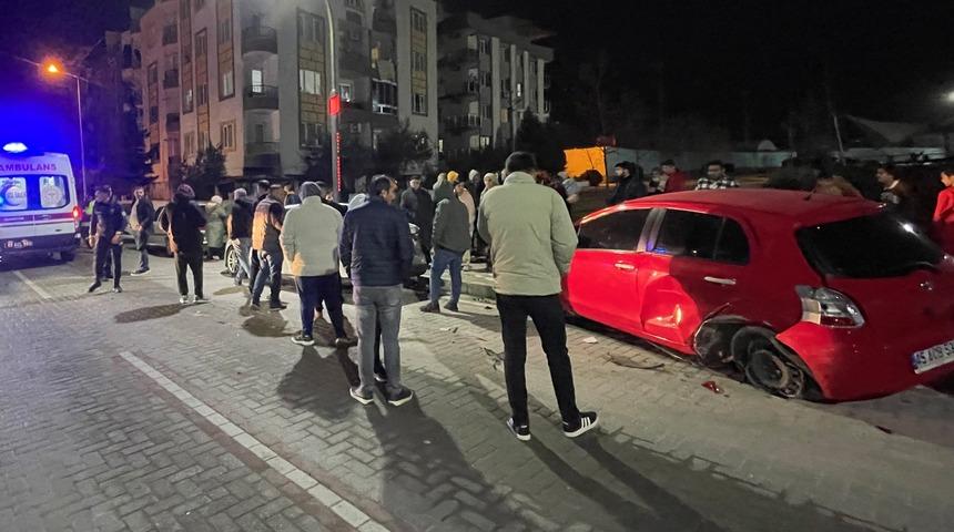 Manisa'da park halindeki 3 araca çarpan otomobilin sürücüsü yaralandı