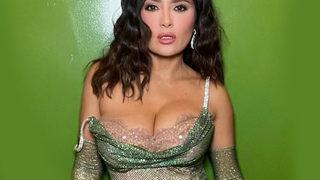 Salma Hayek göğüslerini sergilemekten çekinmiyor! Yarısı açıkta kaldı