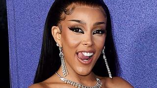 Tamamen transparan giyen Doja Cat iç çamaşırsız tarzıyla nefes kesti