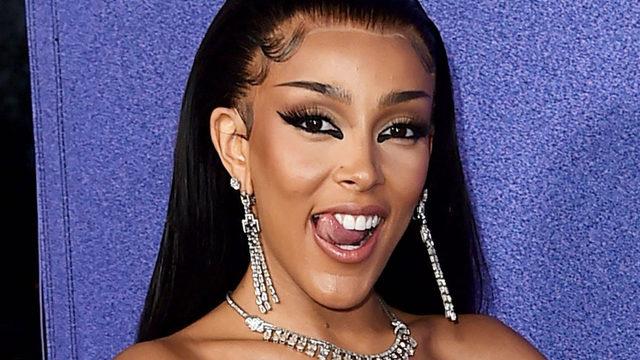 Tamamen transparan giyen Doja Cat iç çamaşırsız tarzıyla nefes kesti