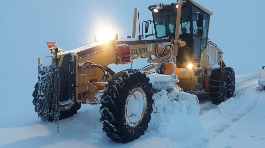 Sivas ve Kayseri'de kar nedeniyle 300 köy yolu ulaşıma kapandı