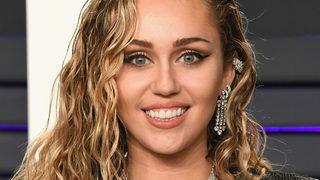 Dua Lipa'yla öpüşen Miley Cyrus'un derin göğüs dekoltesine beğeni yağdı