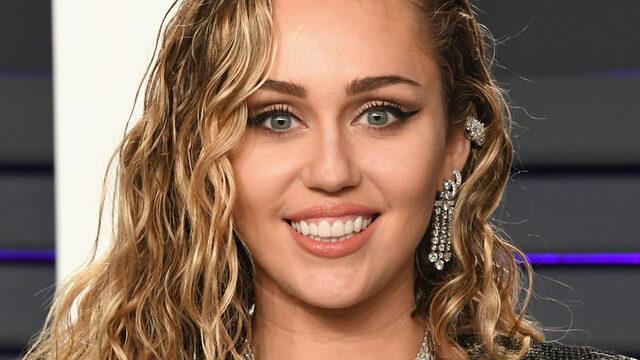 Dua Lipa'yla öpüşen Miley Cyrus'un derin göğüs dekoltesine beğeni yağdı