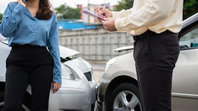 Ehliyetsiz kazayı sigorta karşılar mı, tazminat alabilir mi? Ehliyetsiz biri kazaya karışırsa ne olur, cezası nedir?