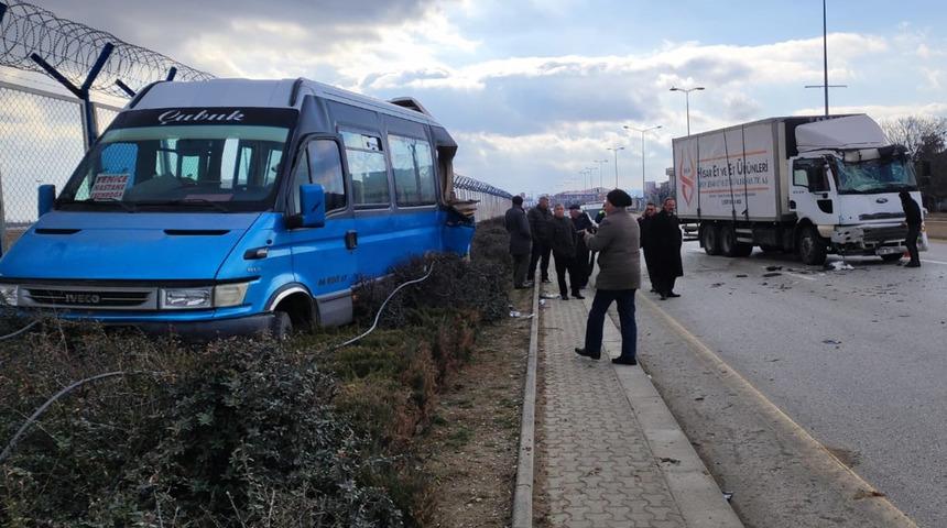Ankara'da kamyon ile minib&uuml;s &ccedil;arpıştı: 7 kişi yaralandı