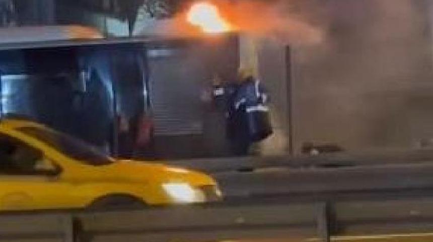 Son dakika: Bakırköy'de metrobüste yangın çıktı! Seferlerde aksama yaşandı