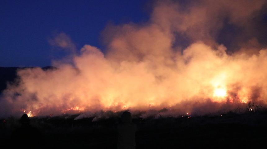 Burdur Gölü sazlığında çıkan yangın söndürüldü