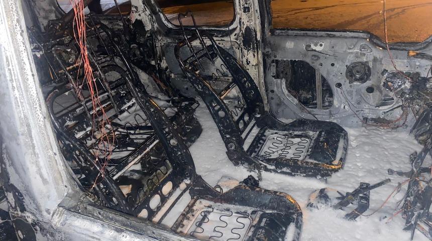 Hatay'da seyir halindeyken alev alan araç kullanılamaz hale geldi