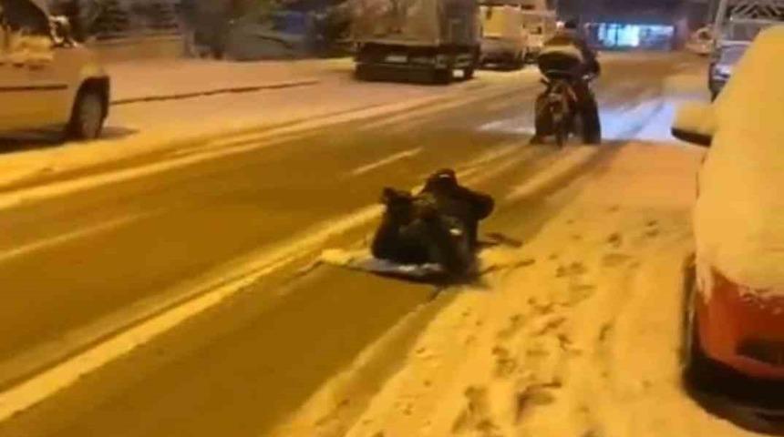 Kar yağışı sonrası eğlenceli anlar: Motosiklete ip bağlayıp karda kaydı