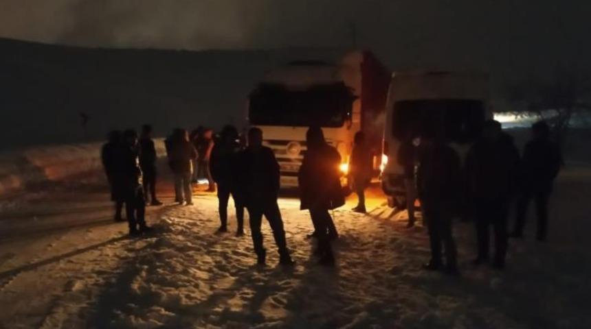 Bitlis'te kar nedeniyle yol kapandı! 60 kişi dondurucu soğukta mahsur kaldı