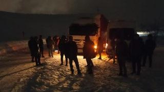 Bitlis'te kar nedeniyle yol kapandı! 60 kişi dondurucu soğukta mahsur kaldı