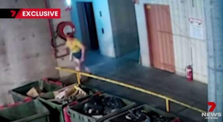 Dört saat boyunca çırılçıplak otoparkta dolaştı! Tuvaletini yapıp insanları uzaktan izledi... Gören anlam veremedi G1