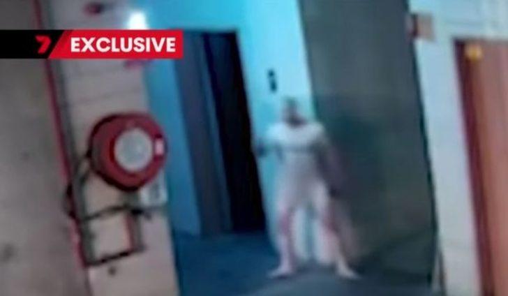 Dört saat boyunca çırılçıplak otoparkta dolaştı! Tuvaletini yapıp insanları uzaktan izledi... Gören anlam veremedi G3