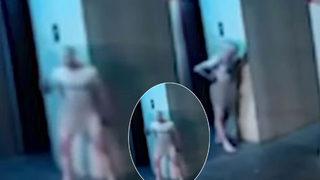 Dört saat boyunca çırılçıplak otoparkta dolaştı! Tuvaletini yapıp insanları uzaktan izledi... Gören anlam veremedi