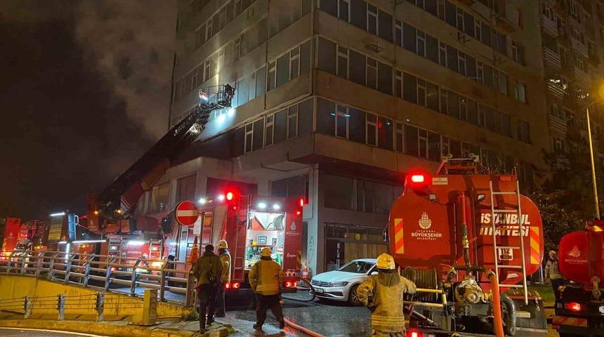 Şişli’de 8 katlı boş binanın 2’nci katı alev alev yandı