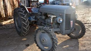 Türünün ilk örneklerinden! 73 yıllık dede yadigarı traktör, saat gibi çalışıyor