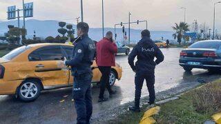 İki araç kavşakta çarpıştı