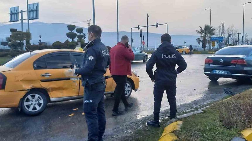 İki araç kavşakta çarpıştı