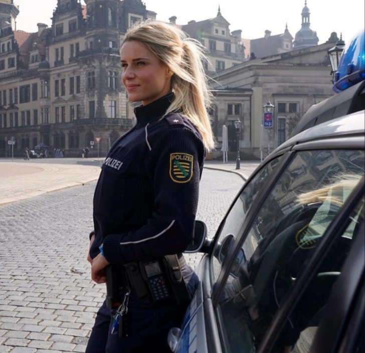 Almanya’nın en güzel polis memuru olarak ünlendi! Müstehcen pozları için kariyerinden vazgeçti... “Pişman değilim” G1