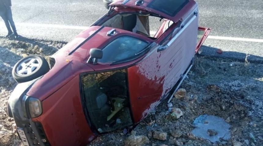 Kontrolden çıkan hafif ticari araç takla attı: 3 yaralı