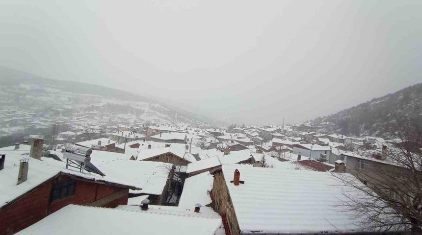 Köyde çocukların kayak keyfi