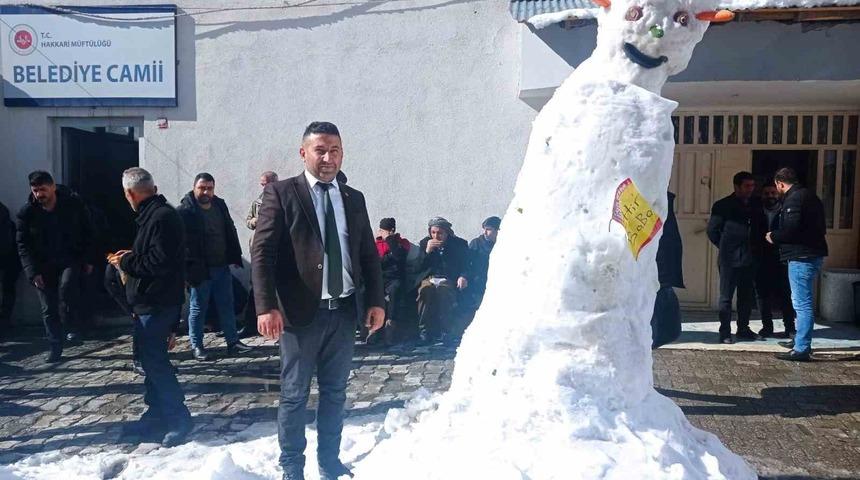 Esnaf kar yağışını eğlenceye dönüştürdü