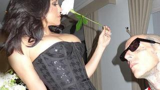 Seks orucuna girdiğini söylemişti! Kourtney Kardashian ve kocasının müstehcen pozları tepki çekti! 