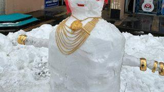 Muş'ta kardan yapılan gelin heykeline altın kolye ve bilezik taktılar