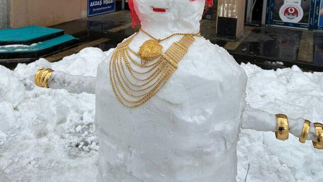 Muş'ta kardan yapılan gelin heykeline altın kolye ve bilezik taktılar
