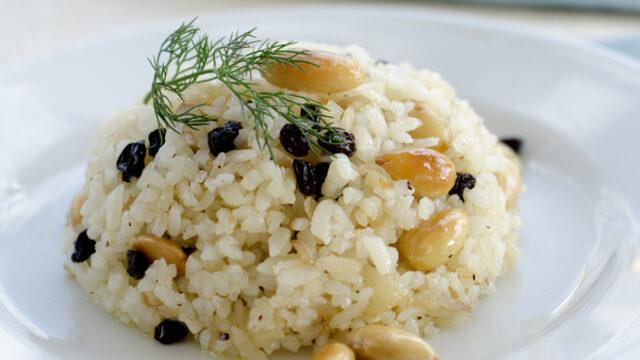 Ana yemeğin kurtarıcısı kuş üzümlü pilav tarifi! Zuhal Topal'la Yemekteyiz kuş üzümlü pilav nasıl yapılır, malzemeleri neler?