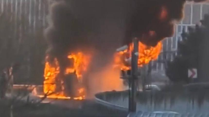 Alev topuna döndü! Pendik'te servis otobüsünde yangın çıktı