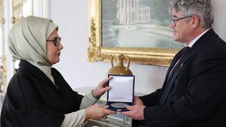 Emine Erdoğan'a Uluslararası Apiterapi Federasyonunca 'Dr. Beck Ödülü' takdim edildi