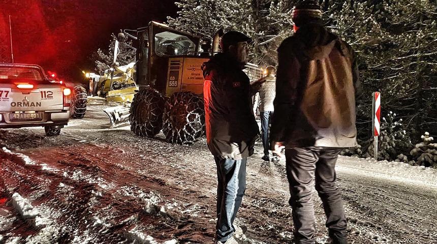 Minibüsleri kara saplandı! Dağda mahsur kalan 60 öğrenci kurtarıldı