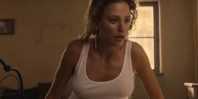 Yılanla cinsel ilişki sahnesi olay olmuştu! Serenay Sarıkaya'dan vücudunu saran süper mini elbisesiyle sere serpe pozlar