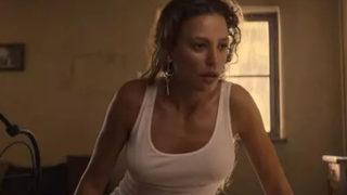 Yılanla cinsel ilişki sahnesi olay olmuştu! Serenay Sarıkaya'dan vücudunu saran süper mini elbisesiyle sere serpe pozlar