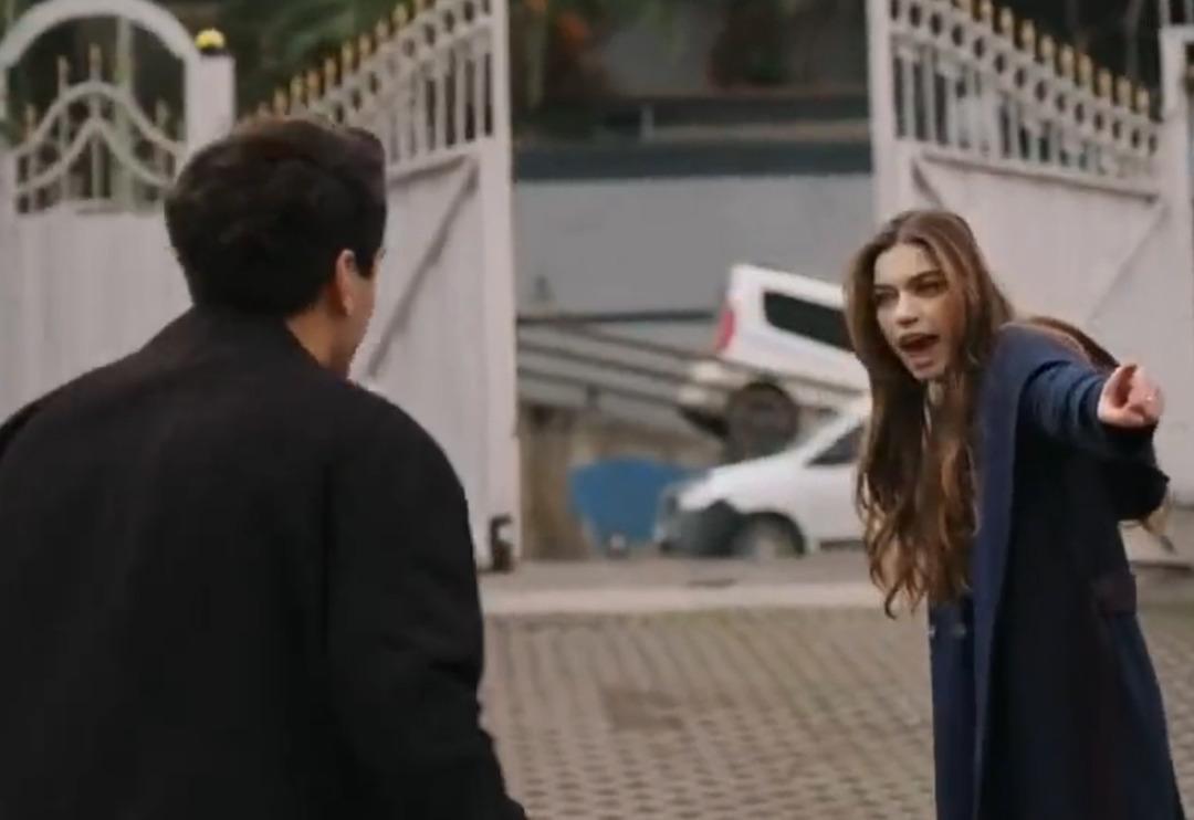 Senaryo apar topar değişmişti... Yalı &Ccedil;apkını son b&ouml;l&uuml;mde Seyran Ferit'i elinde sopayla kovaladı! Sosyal medya yıkıldı