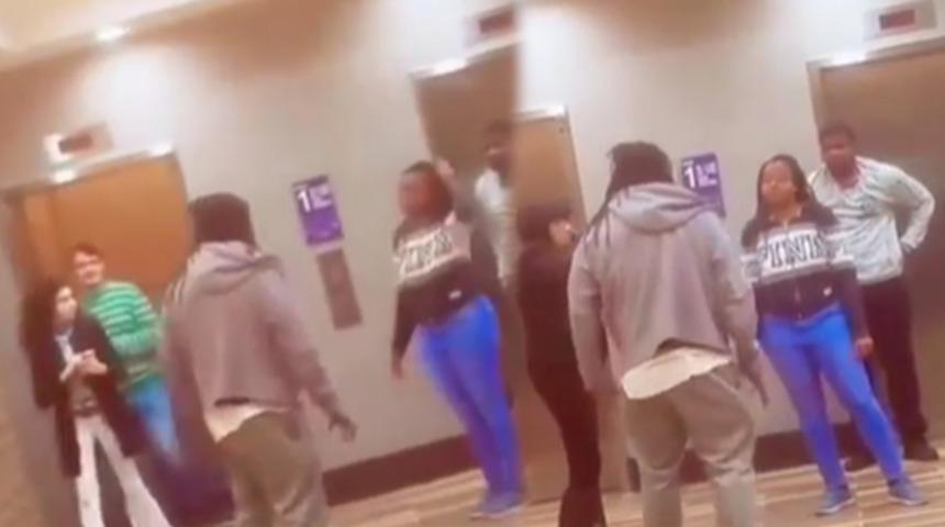 Nişanlısını otel odasında başka bir adamla bastı! Sinir krizi geçiren adam nişanlısının sevgilisinin omzunda ağladı