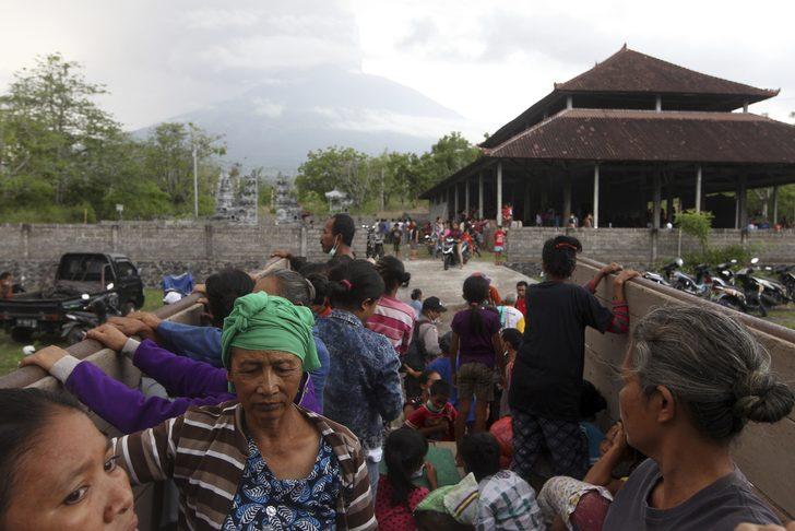 Kül ve duman 6 bin metreye ulaştı, Agung Yanardağı için alarm en üst seviyede G2