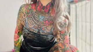 Vücudunda resmen boş yer kalmadı! Dövmelerini göstermek için iç çamaşırlarıyla vedalaşıp çırılçıplak kaldı