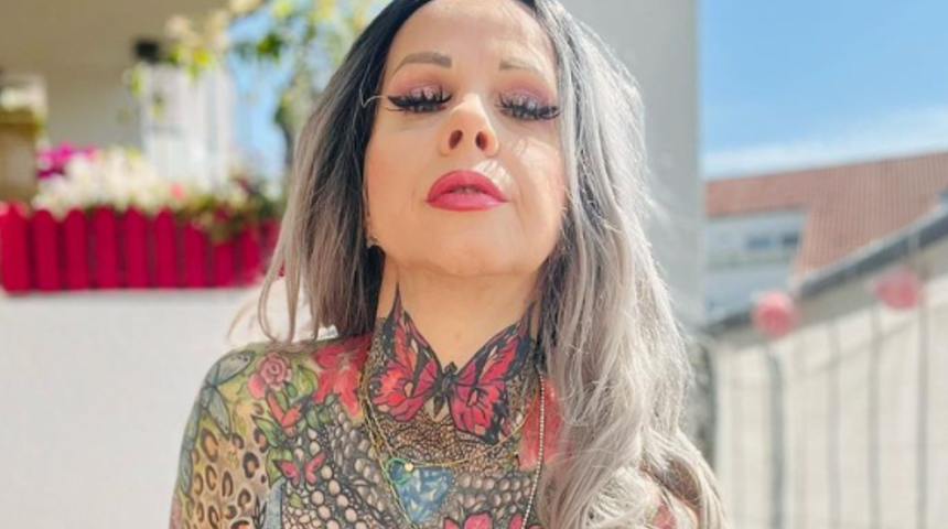 Vücudunda resmen boş yer kalmadı! Dövmelerini göstermek için iç çamaşırlarıyla vedalaşıp çırılçıplak kaldı