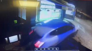 Yer: Bursa... Sürücüsü uyuyakalan araç, fırının bahçesine uçtu! Kaza anı kamerada