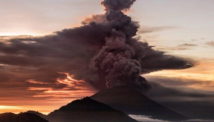 Endonezya'da faaliyete geçen yanardağdan 100 bin kişi kaçıyor