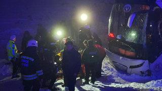 Son dakika: Yolcu otobüsü devrildi! Çok sayıda yaralı var: Ekipler müdahale ediyor