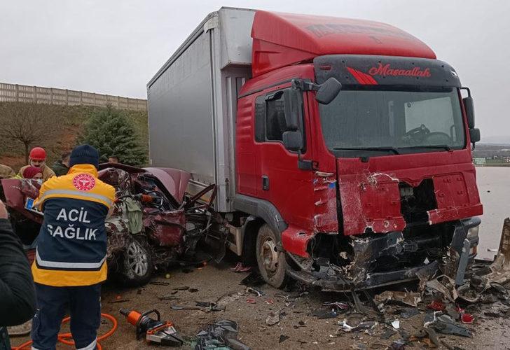 Bursa'da katliam gibi kaza! Otomobille kamyon çarpıştı: 5 kişi hayatını kaybetti
