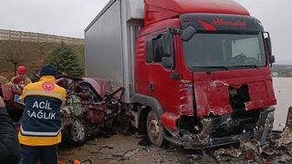 Bursa'da katliam gibi kaza! Otomobille kamyon çarpıştı: 5 kişi hayatını kaybetti