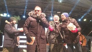 Haluk Levent'ten alkışlanacak hareket! Kağıt helva satıcılarını sahneye çağırdı... Konsere gelenlere dağıttılar