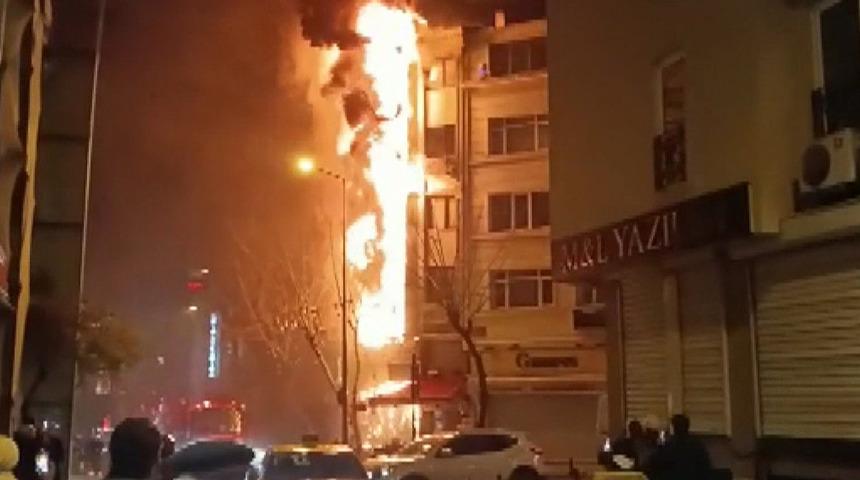 Fatih’te korkutan yangın! Restoranın bacasından çıkan alevler iş hanını sardı