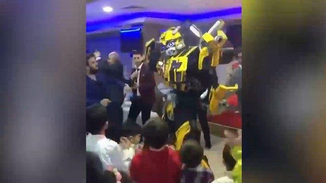Erik Dalı türküsüyle kendinden geçen Transformers