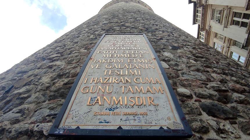 Galata Kulesi'nde şaşkına çeviren görüntü! Eline kalem alan, 674 yıllık yapıya bunu yapıyor: "Tarihimize saygısızlık diye düşünüyorum"