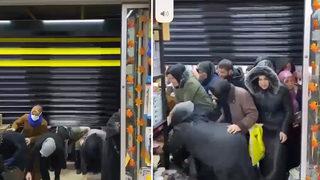 Mağaza açılışında izdiham! Ucuz ürün için birbirlerini ezdiler